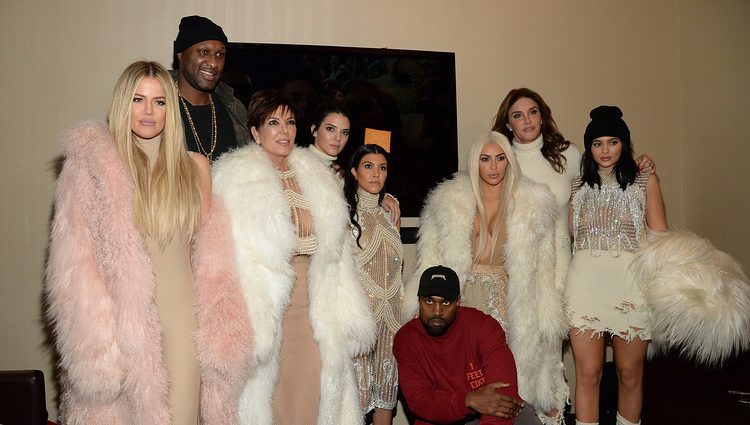 Kim, Khloe y Kourtney Kardashian, Kris, Kylie, Kendall y Caitlyn Jenner, Kanye West y Lamar Odom