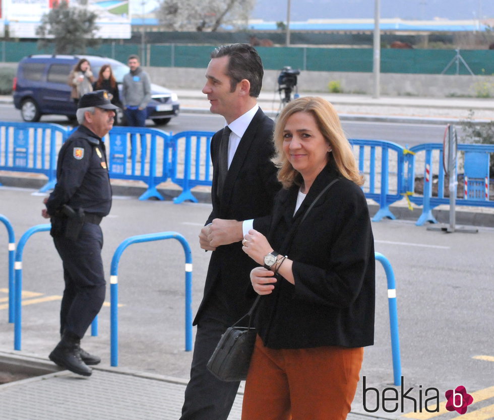 La Infanta Cristina, sonriente y colorida junto a Iñaki Urdangarín en la quinta sesión del juicio por el Caso Nóos