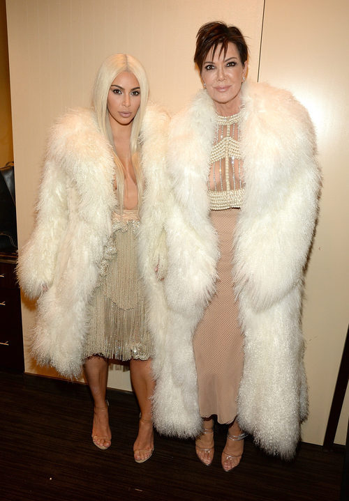 Kim Kardashian y Kris Jenner en el desfile de Kanye West 'Yeezy Season 3'