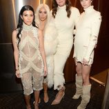 Kourtney y Kim Kardashian con Caitlyn y Kendall Jenner en el desfile de Kanye West 'Yeezy Season 3'