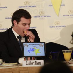 Albert Rivera comiendo un tentempié