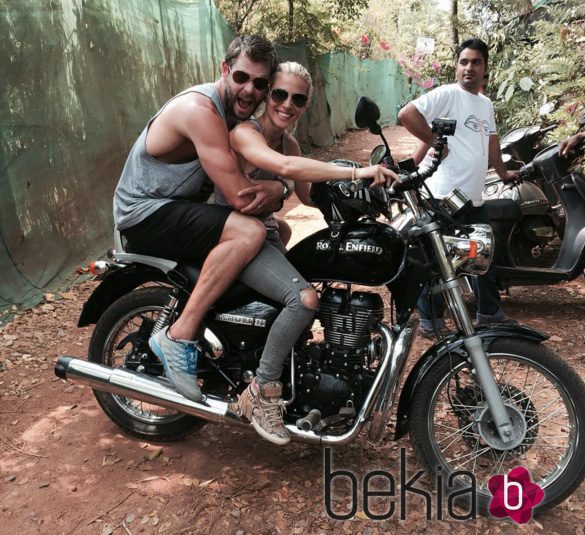 Elsa Pataky y Chris Hemsworth montados en una moto en La India