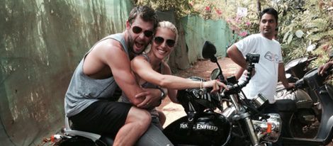 Elsa Pataky y Chris Hemsworth montados en una moto en La India