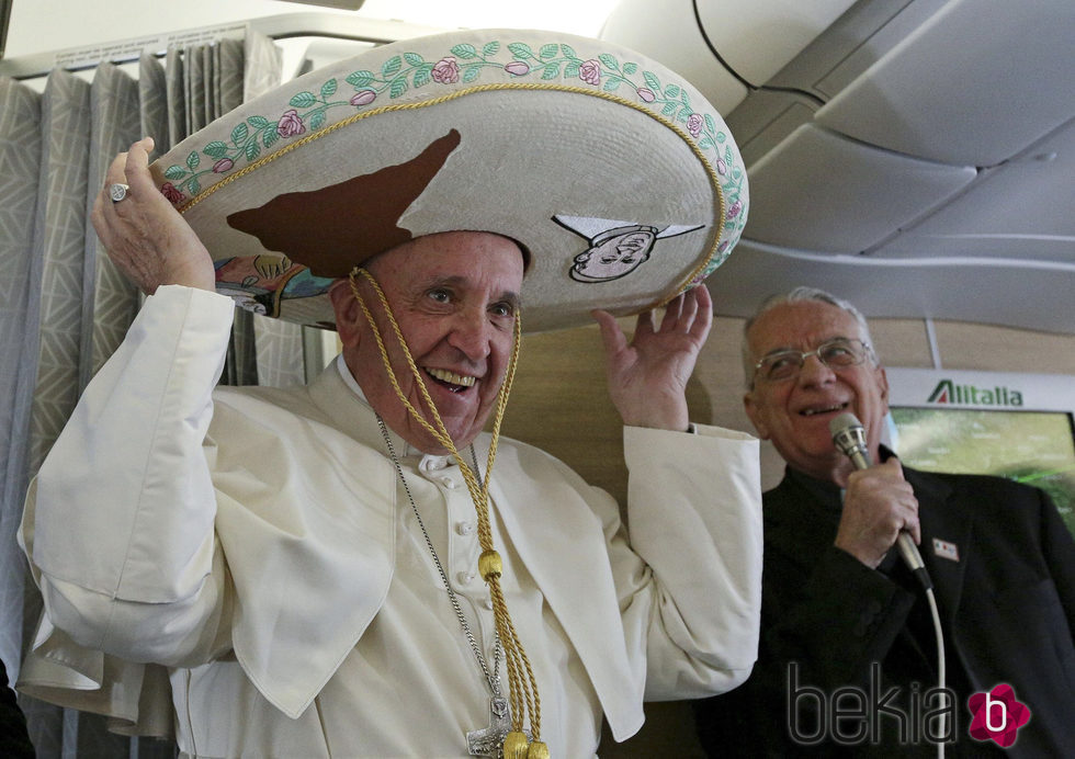 El Papa Francisco con un sombrero mexicano