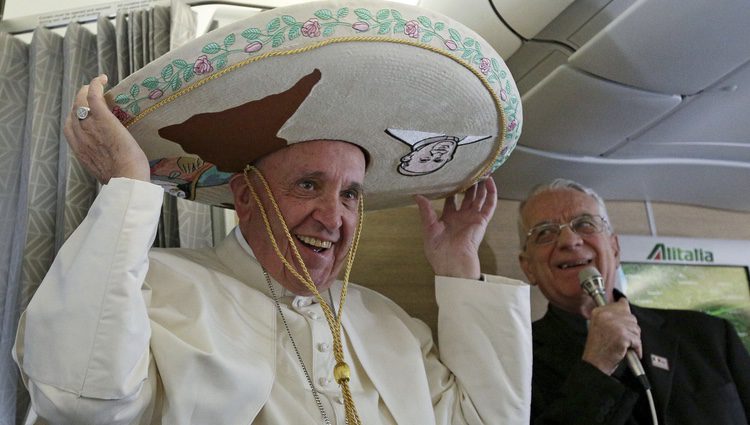 El Papa Francisco con un sombrero mexicano