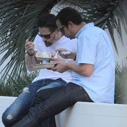 Joe Manganiello come en la calle con un amigo