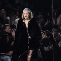 Gigi Hadid desfilando para la colección 'Fenty Puma' de Rihanna