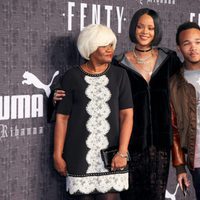 Rihanna con su madre y su hermano en la presentación de 'Fenty Puma'