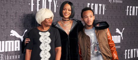 Rihanna con su madre y su hermano en la presentación de 'Fenty Puma'