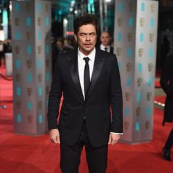 Benicio del Toro en la alfombra roja de los BAFTA 2016