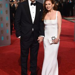 Sacha Baron Cohen e Isla Fisher en la alfombra roja de los BAFTA 2016