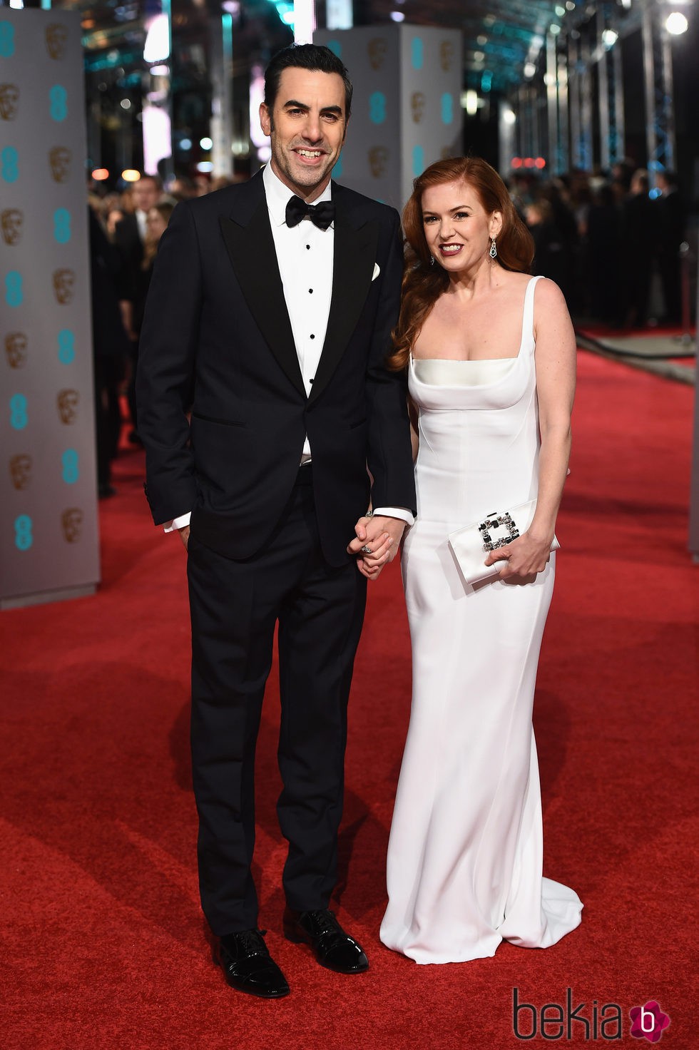 Sacha Baron Cohen e Isla Fisher en la alfombra roja de los BAFTA 2016