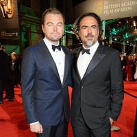 Leonardo DiCaprio y Alejandro González Iñárritu en la alfombra roja de los BAFTA 2016