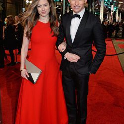 Eddie Redmayne y Hannah Bagshawe en la alfombra roja de los BAFTA 2016