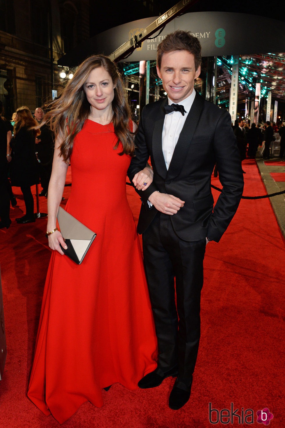 Eddie Redmayne y Hannah Bagshawe en la alfombra roja de los BAFTA 2016