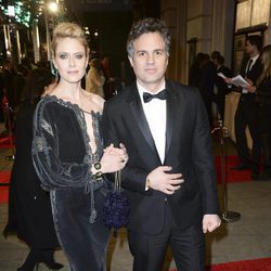 Mark Ruffalo y Sunrise Coigney en la alfombra roja de los BAFTA 2016