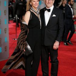 Steven Spielberg y Kate Capshaw en la alfombra roja de los BAFTA 2016