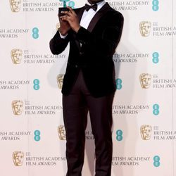 John Boyega con su BAFTA 2016 a estrella emergente