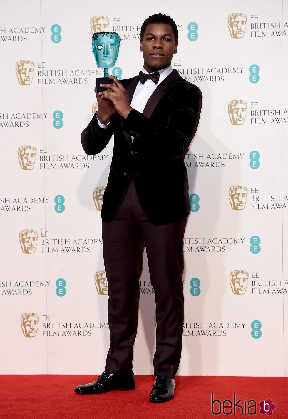 John Boyega con su BAFTA 2016 a estrella emergente