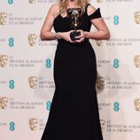 Kate Winslet con su BAFTA 2016 a Mejor actriz de reparto por 'Steve Jobs'