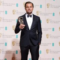 Leonardo DiCaprio con su BAFTA 2016 a Mejor actor por 'El Renacido'