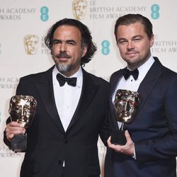Leonardo DiCaprio y Alejandro G. Iñárritu con sus BAFTA 2016 por 'El Renacido'