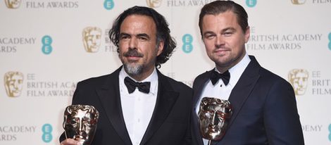 Leonardo DiCaprio y Alejandro G. Iñárritu con sus BAFTA 2016 por 'El Renacido'