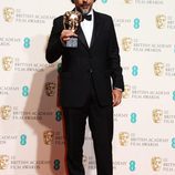 Alejandro González Iñárritu con su BAFTA 2016 a Mejor Director por 'El Renacido'