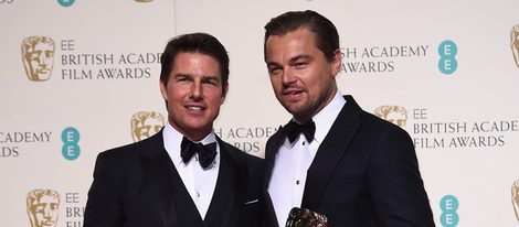 Leonardo DiCaprio con Tom Cruise y su BAFTA 2016 a Mejor actor por 'El Renacido'
