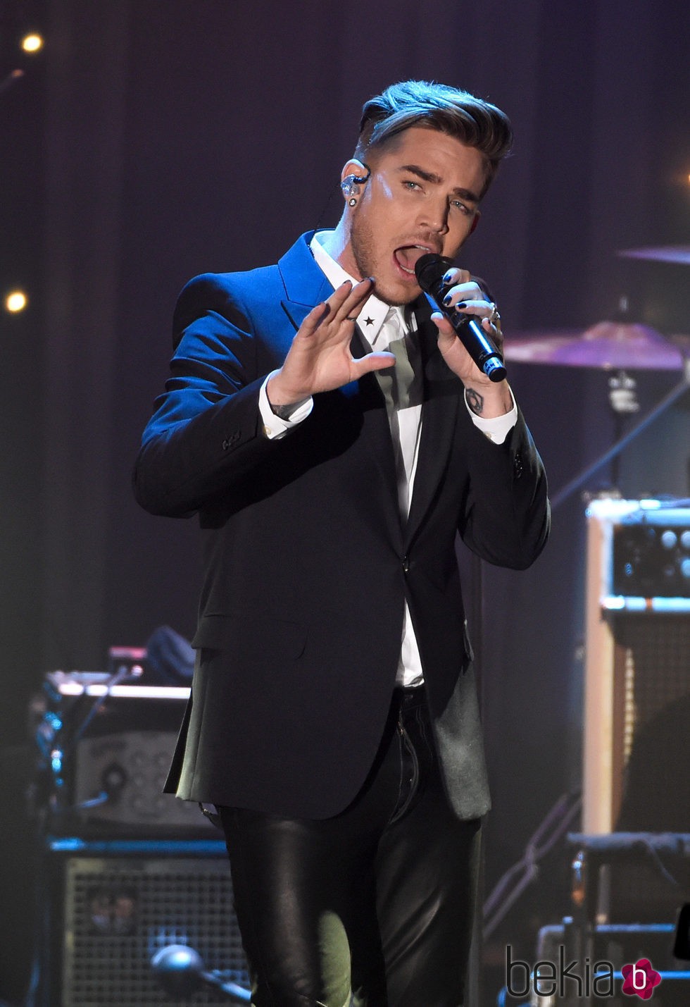Adam Lambert actuando en la fiesta Clive Davis previa a los Grammy 2016