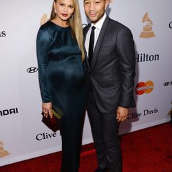 Chrissy Teigen y John Legend en la fiesta Clive Davis previa a los Grammy 2016