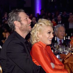 Gwen Stefani y Blake Shelton abrazados en la fiesta Clive Davis previa a los Grammy 2016