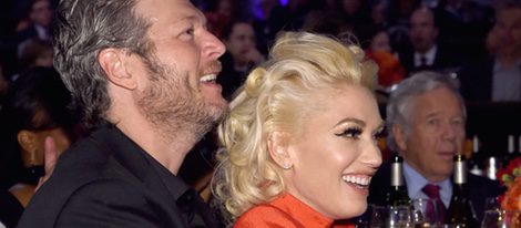 Gwen Stefani y Blake Shelton abrazados en la fiesta Clive Davis previa a los Grammy 2016