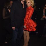 Gwen Stefani y Blake Shelton posando en la fiesta Clive Davis previa a los Grammy 2016