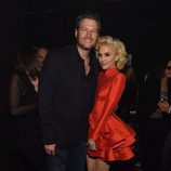 Gwen Stefani y Blake Shelton posando en la fiesta Clive Davis previa a los Grammy 2016