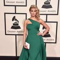 Tori Kelly en la alfombra roja de los Premios Grammy 2016