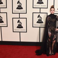 Skylar Grey en la alfombra roja de los Premios Grammy 2016
