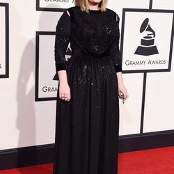 Adele en la alfombra roja de los Premios Grammy 2016