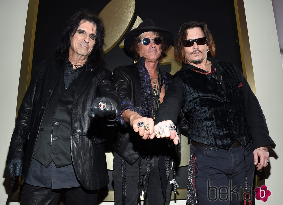 Johnny Depp, Alice Cooper y Joe Perry en la alfombra roja de los Premios Grammy 2016