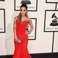 Ariana Grande en la alfombra roja de los Premios Grammy 2016