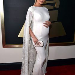 Chrissy Teigen luce embarazo en la alfombra roja de los Premios Grammy 2016