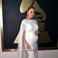 Chrissy Teigen luce embarazo en la alfombra roja de los Premios Grammy 2016