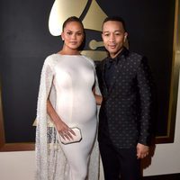 John Legend y su mujer Chrissy Teigen en la alfombra roja de los Premios Grammy 2016
