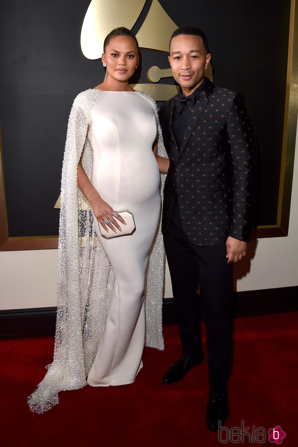 John Legend y su mujer Chrissy Teigen en la alfombra roja de los Premios Grammy 2016