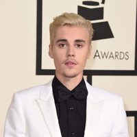 Plano medio de Justin Bieber en la alfombra roja de los Premios Grammy 2016