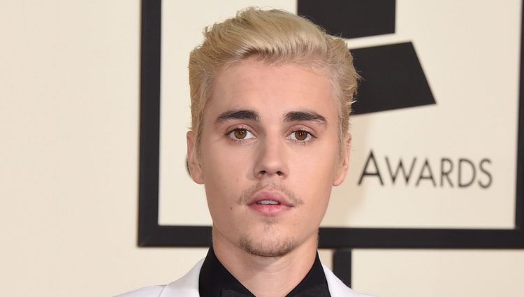 Plano medio de Justin Bieber en la alfombra roja de los Premios Grammy 2016