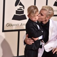 Justin Bieber y su hermano Jaxon Bieber en la alfombra roja de los Premios Grammy 2016