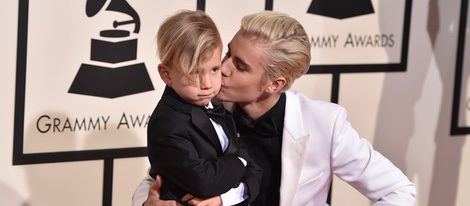 Justin Bieber y su hermano Jaxon Bieber en la alfombra roja de los Premios Grammy 2016