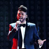 The Weeknd durante su actuación en los Premios Grammy 2016