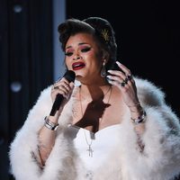 Andra Day durante su actuación en los Premios Grammy 2016